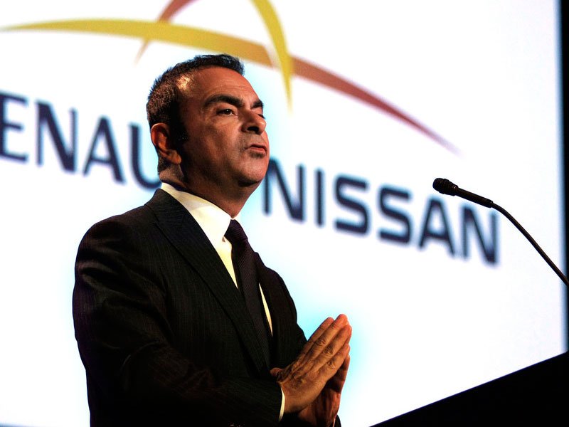 Nissan судится с экс-главой  - фото